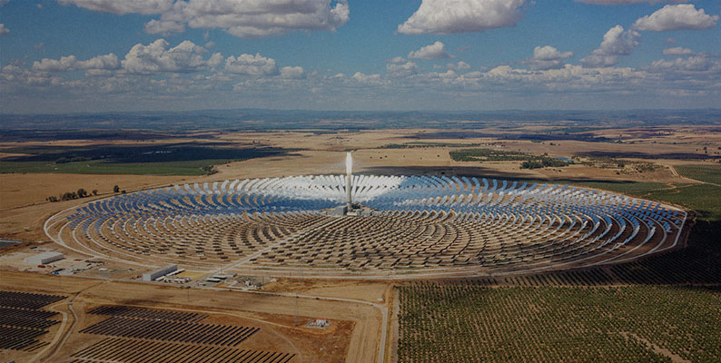 Por que os EUA ainda estão tentando fazer a energia solar com espelhos funcionar