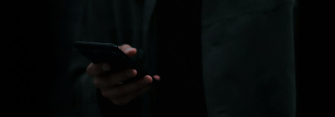 Por que é tão difícil combater o abuso facilitado por tecnologia