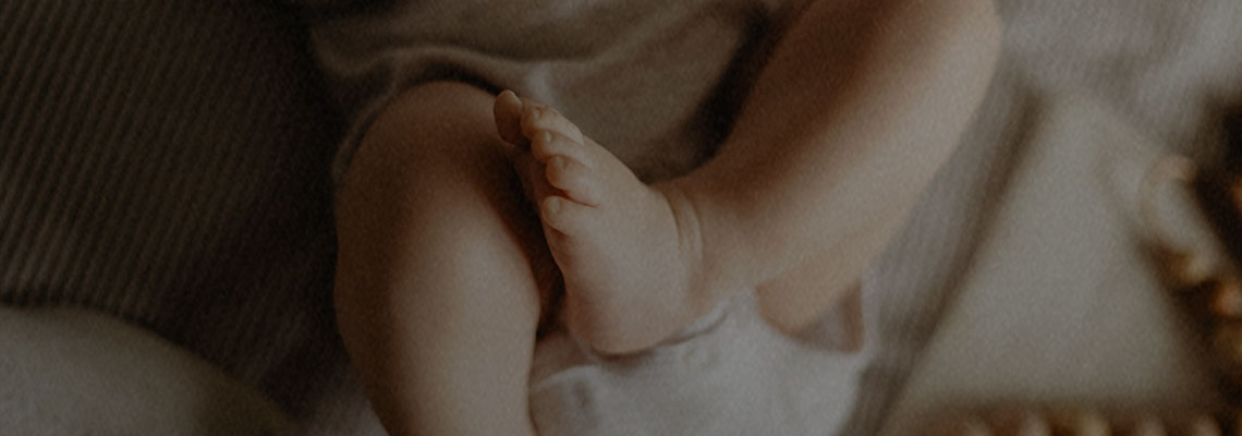 Bebê bate recorde ao nascer de embrião com mais de 30 anos