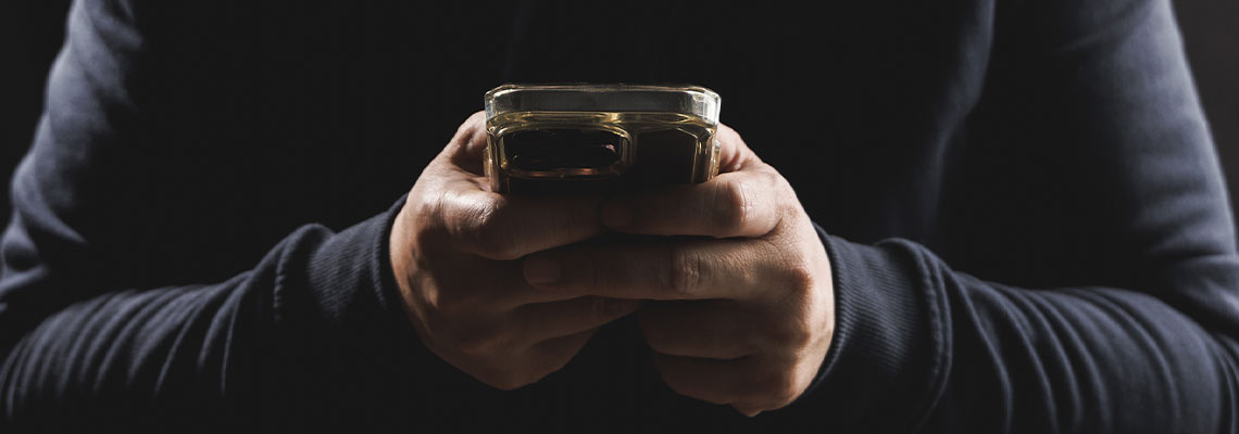 Conheça o homem que caça espiões no seu smartphone